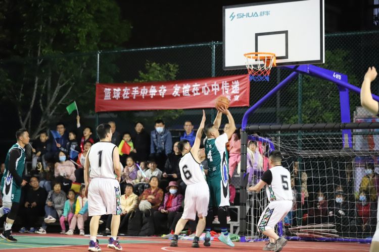 在这个